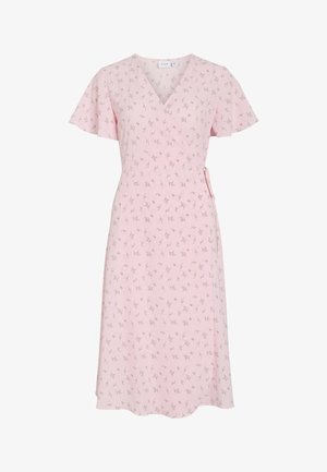 Vestido cruzado rosa claro con pequeño estampado floral marrón, mangas cortas con vuelo y escote en V, largo midi con cierre lateral con lazo.