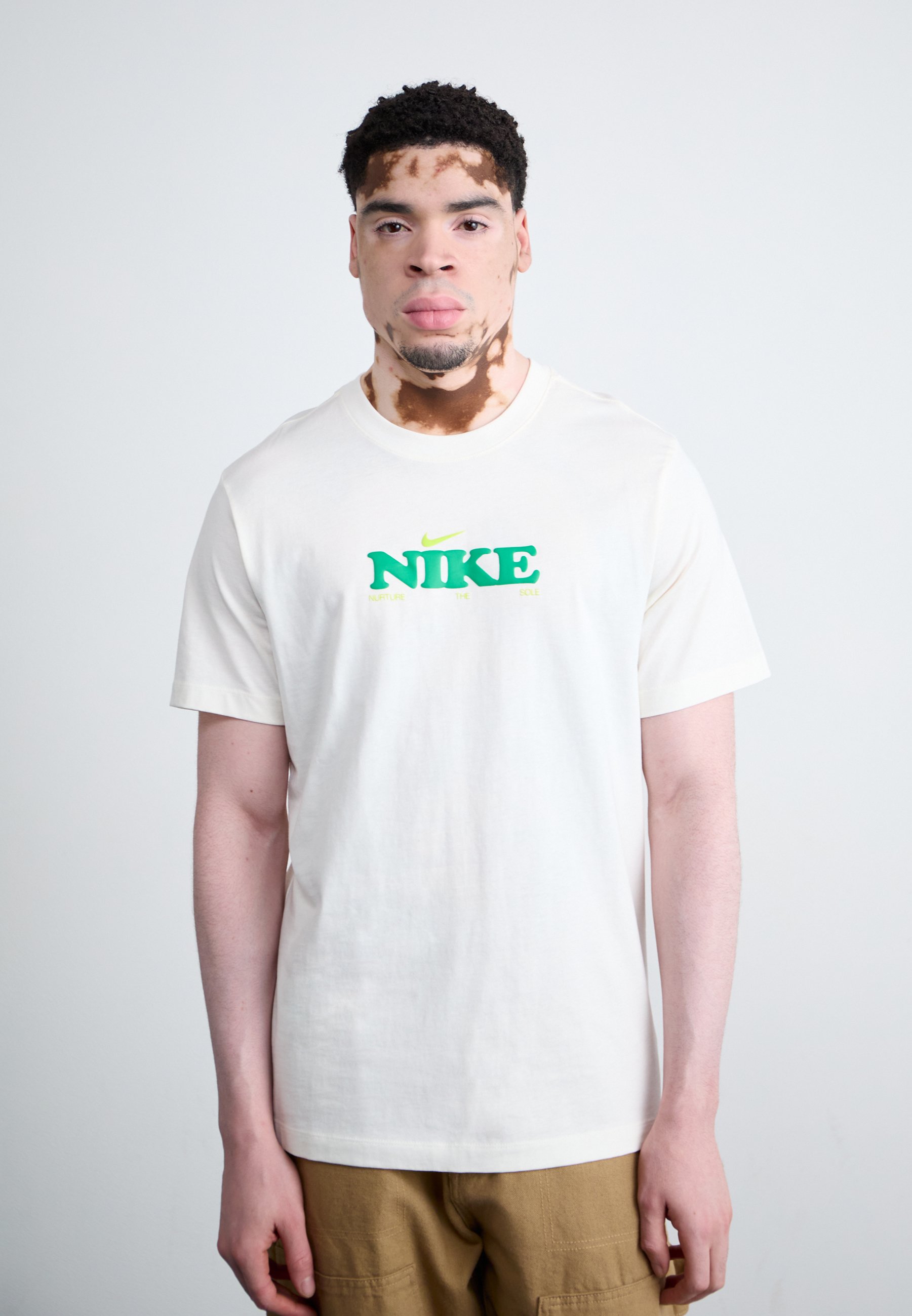 Nike Sportswear TEE BLOOMING - Print T-shirt - sail/off