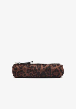 Pencil case s leopardím vzorem vyrobený z měkké hnědé a černé semišové tkaniny, s horním zipem a zaobleným tvarem.