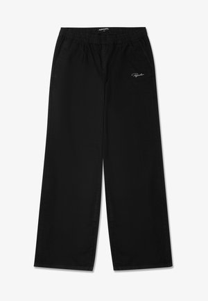 Fekete, bő szárú nadrág tartós anyagból, elasztikus derékkal. Diszkrét logó hímezés található az elülső bal oldalon.