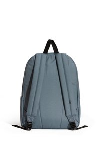 Harmaa kangaskassi, jossa on pehmustetut hihnat, yläkahva ja sivutaskut. Ominaisuudet sisältävät puhtaan muotoilun ja teksturoidun pinnan.