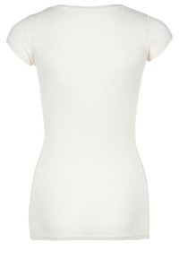 Vit åtsittande t-shirt med kort ärm, rund halsringning, mjukt bomullsmaterial, slät yta och inga synliga mönster eller detaljer.