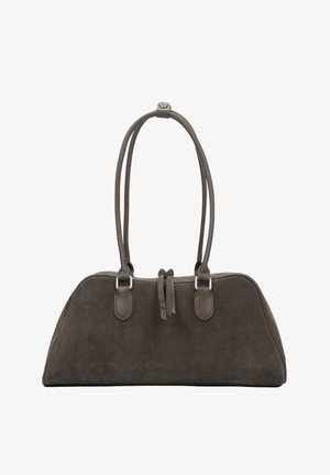 Szara zamszowa torba na ramię z dwoma długimi uchwytami, o zaokrąglonym kształcie i płaskiej podstawie. Wyposażona w srebrne metalowe elementy i wiązania z przodu.