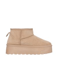 Botas de tobillo de ante beige con punta redonda, suela de plataforma elevada y una cinta en la parte posterior. Los detalles de las costuras realzan el diseño.