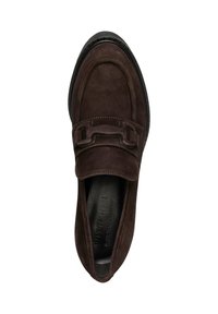 Mocassins en daim marron avec un bout arrondi, présentant une sangle décorative et un détail de boucle. Semelle en caoutchouc noire et coutures le long des bords.