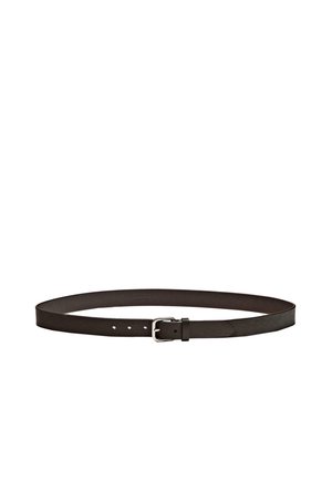Ceinture en cuir marron foncé avec boucle en métal argenté, comportant trois trous d'ajustement, posée à plat sur un fond blanc.