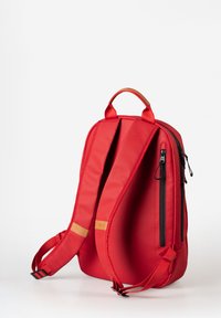 Zaino rosso con un design elegante, spallacci imbottiti e una maniglia superiore. Presenta una texture liscia e dettagli in zip neri.