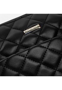 Pochette in pelle nera trapuntata caratterizzata da una texture diagonale, una leggera lucentezza e una placcatura in metallo argentato con il logo "WITTCHEN" inciso.