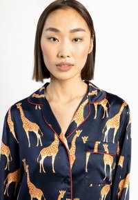 Chelsea Peers GIRAFFE REVERE COLLAR BUTTON UP LONG SET - Pyjama - navy