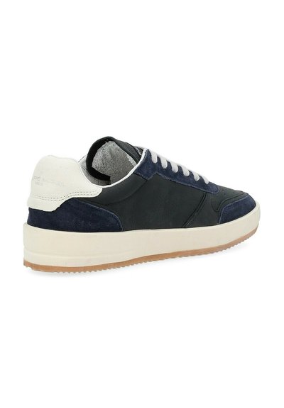 Sneaker in pelle e suede navy e nere con dettagli bianchi. Presentano una suola testurizzata e lacci tondi. Sul retro è visibile il logo del marchio.