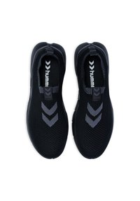 Schwarze Strick-Slipper mit strukturierten Oberflächen, grauen Chevron-Akzenten und geformten Gummisohlen. Leicht und flexibles Design.