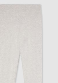 Jasnoszare legginsy z miękkiego, elastycznego materiału. Charakteryzują się gładką fakturą i prostym wzornictwem bez widocznych szwów lub wzorów.