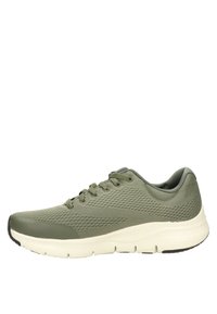 Zapatillas deportivas verdes con parte superior de malla transpirable, cordones en la parte delantera, collar acolchado y suela blanca con un patrón texturizado para mayor tracción.