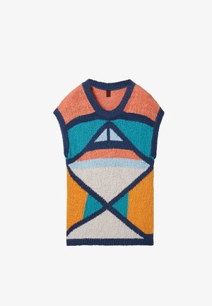 Ærmeløs strikket vest med geometrisk mønster i marineblå, teal, orange, koral og lysegrå farver.