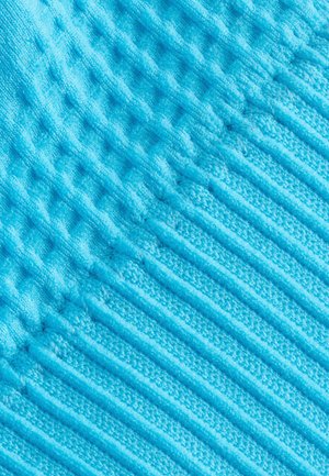 Helles blaues Textilgewebe mit erhabenen Rippungen und samtiger Oberfläche, die eine weiche und taktile Textur schafft.