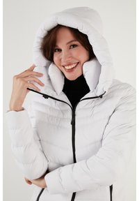 LELA SLIM FIT - Winter jacket - white