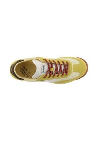 Sneaker gialla e crema con lacci rossi, toppa marrone sul tallone, lingua bianca con etichetta "Victoria" e design in stile retrò, taglia 37.