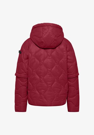 Czerwona pikowana kurtka z kapturem, z zaokrąglonymi kształtami w strukturze materiału, długimi rękawami i akcentem z logo na lewym rękawie.