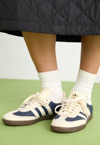 adidas Originals SAMBA OG W - Tenisice - night indigo/cream white/alumina
