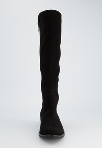 Botas negras por encima de la rodilla, hechas de suave ante con una textura lisa, que cuentan con una cremallera lateral y un diseño de punta redondeada.