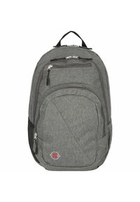 Mochila de tela gris con múltiples compartimentos con cremallera, una superficie texturizada, un asa en la parte superior y bolsillos de malla laterales para botellas de agua.