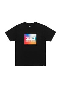 Zwarte katoenen t-shirt met grafisch ontwerp. De voorkant toont een kleurrijke vierkant met de tekst "No 94 DC SHOES" en een slogan eronder.
