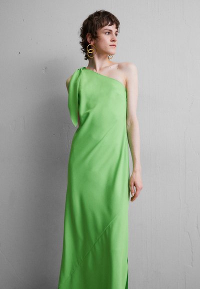 Πράσινο φόρεμα ενός ώμου, μήκους μέχρι το πάτωμα, με ριγωτή λεπτομέρεια δέσιμου. Το λείο ύφασμα έχει απαλή λάμψη, διαθέτοντας πλαϊνή σκίσιμο και ασύμμετρο σχέδιο.