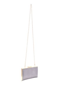 Harmaata clutch-purse, jossa on tekstuuripinta, kultasävytteiset metalliosat ja linkitetyllä ketjuhihnalla olalle tai ristiin kantaville harteille. Kompakti suorakulmainen muoto.