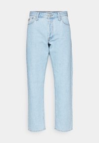 Jeans de mezclilla azul claro con un diseño de pierna recta, que presentan un estilo clásico de cinco bolsillos y acentos de metal.