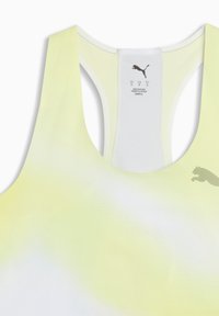 Ανοιχτό κίτρινο αθλητικό τοπ με racerback, με λογότυπο Puma τυπωμένο κοντά στον λαιμό και ετικέτα μεγέθους μέσα στον γιακά.