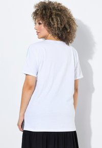 T-shirt blanc à manches courtes, avec un col rond et une coupe décontractée. Tissu doux avec une texture lisse, vue de l'arrière.