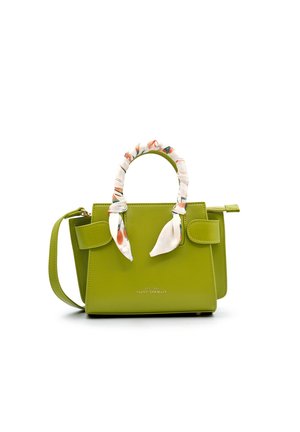 Sac à main en cuir vert au design structuré, avec une poignée enroulée d'une écharpe florale décorative, une bandoulière amovible et une poche en rabat à l'avant.