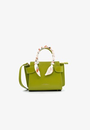 Sac à main en cuir vert au design structuré, avec une poignée enroulée d'une écharpe florale décorative, une bandoulière amovible et une poche en rabat à l'avant.