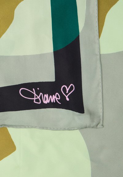 Jedwabny szalik zdobiony abstrakcyjnymi kształtami w zieleni, złocie i czerni. Na krawędzi znajduje się różowy podpis pisany odręcznie z akcentem w postaci serca.