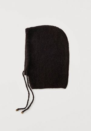 Gorro de invierno de punto negro con orejeras y dos cordones trenzados que terminan en pequeñas puntas de metal sobre fondo blanco.