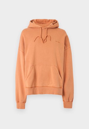 Haut à capuche en coton orange avec une poche frontale, un cordon de serrage à la capuche et des poignets côtelés. Offre une coupe décontractée et oversize avec un branding subtil sur la poitrine.