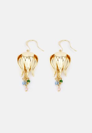 Pendientes colgantes de tono dorado con forma de flores abstractas y cuentas colgantes verdes, azules y rosas en cadenas delicadas.