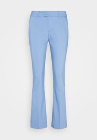 Pantalon bleu clair à jambes droites avec passants de ceinture et fermeture éclair devant sur un fond uni.