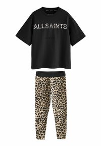 Svart t-shirt med kort ärm med "ALLSAINTS" logotyp, kombinerad med leggings i leopardtryck som har en svart midja.