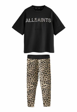 Sort kortærmet t-shirt med "ALLSAINTS" logo, parret med leopardmønstrede leggings med sort talje.