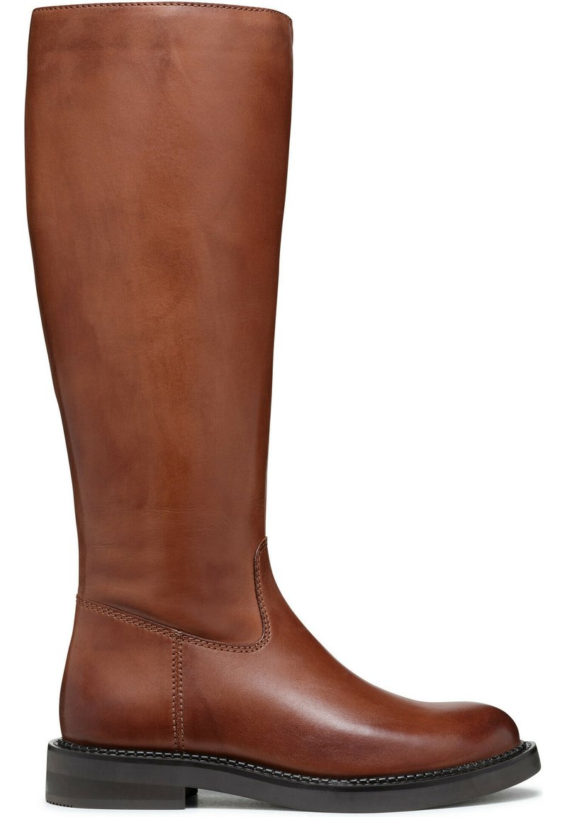 Bota de cuero marrón hasta la rodilla con textura suave, punta redonda y costuras mínimas. Cuenta con una suela plana y un diseño elegante y aerodinámico.