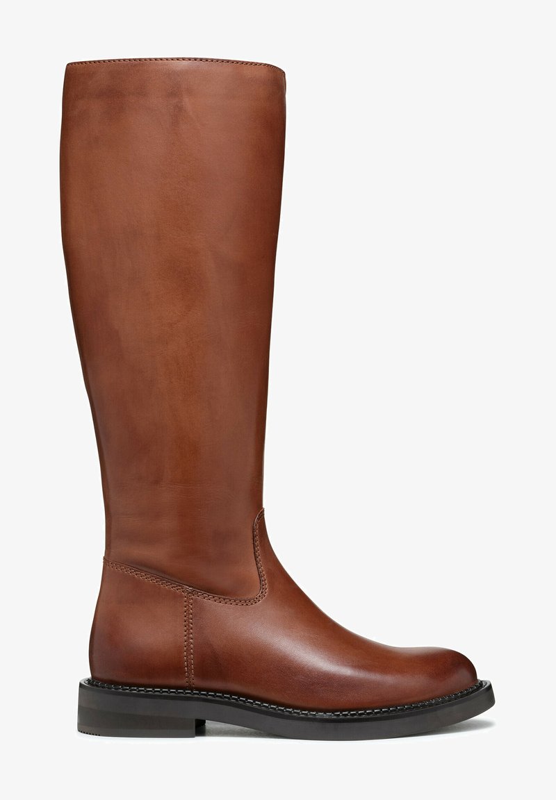 Botte en cuir marron hauteur genou avec une texture lisse, un bout rond et des coutures minimales. Elle dispose d'une semelle plate et d'un design élégant et épuré.