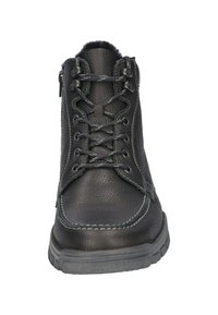 Bota de cuero negro con acabado texturizado, punta redonda, frente con cordones y cremallera lateral. Presenta costuras grises y una suela de goma.
