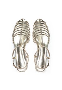Sandalias metálicas doradas con un diseño de tiras que presenta múltiples correas curvas y una correa ajustable en el tobillo. Textura suave, punta abierta.
