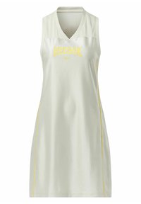 Robe de sport blanche sans manches avec logo jaune "Reebok" sur la poitrine et passepoils jaunes sur les côtés, avec un haut en mesh à col en V.
