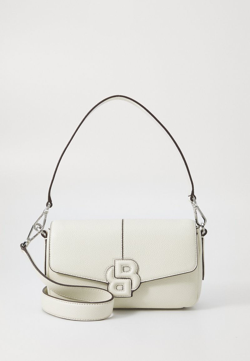 Bolsa transversal em couro branco com um acabamento texturizado, apresenta um fecho frontal com um logotipo 'B' duplo e uma alça de ombro removível.