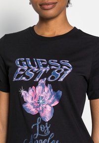 Guess DANIELLE - T-shirt estampada - jet black