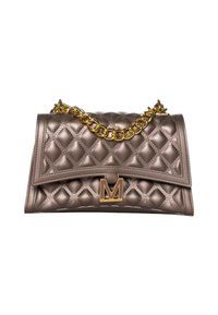 Gepolsterte metallische Taubefarbene Clutch mit einer Klappenöffnung, goldener Kettenriemen und einem goldenen "M"-Emblem in der Mitte der Front.