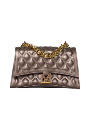 Geverfde metallic taupe clutch met een sluiting met klep, gouden schouderband en een gouden "M"-embleem in het midden aan de voorkant.