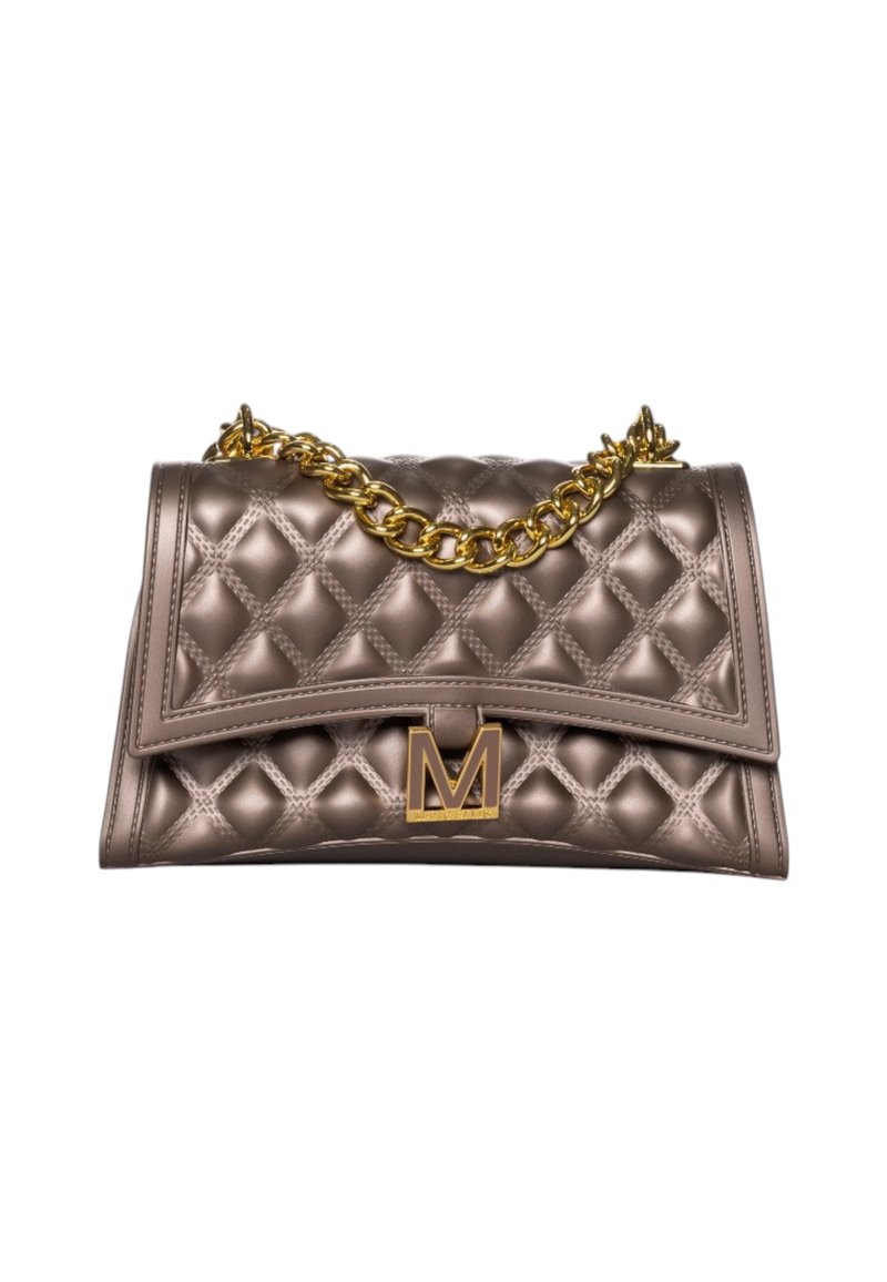 Gepolsterte metallische Taubefarbene Clutch mit einer Klappenöffnung, goldener Kettenriemen und einem goldenen "M"-Emblem in der Mitte der Front.